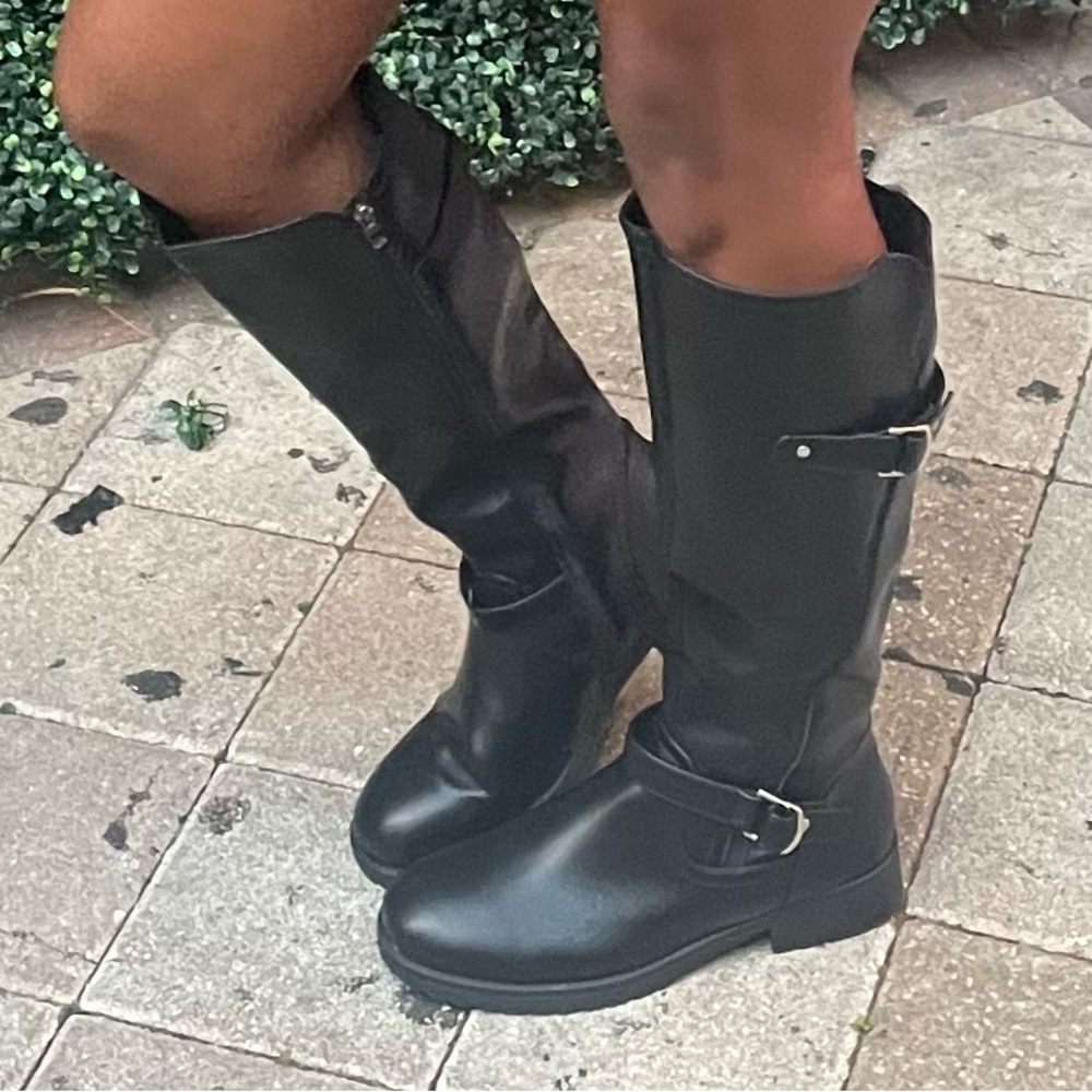 Black knee boots
